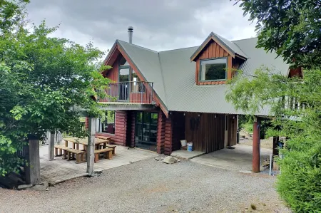 Ridgeway log cabin, quiet and secluded getaway ideal for a family.