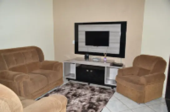 HOUSE W / POOL HEAT. SOLAR, AIR COND, WIFI AND TV WITH NETFLIX! SLEEPS 13 PEOPLE