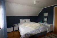 Stunning views to the mountains and sea, sleeps 6people. Hotels in Gurskoy