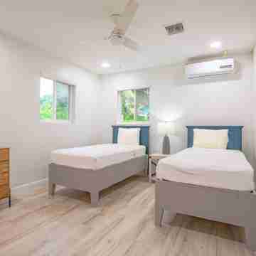 4-bedroom House with private Pool - walking distance to Baha Mar and Beach Rooms