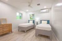 4-bedroom House with private Pool - walking distance to Baha Mar and Beach