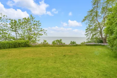 Charming Lakeside Breeze By The Lake