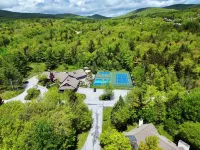 Spacious Corner Townhouse from Mt. Snow! Private Hot Tub!