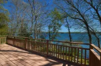 Waterfront Mashpee 5Bed/3Bath house with AC and WiFi w/ Private Beach