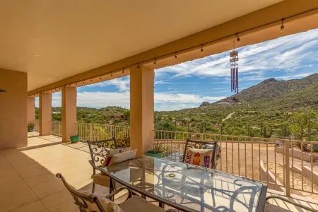 Unique home with mountain views close to downtown Отели в г. Кейв Крик