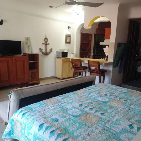 Steps From Main Beaches & Ocean View From Pool
