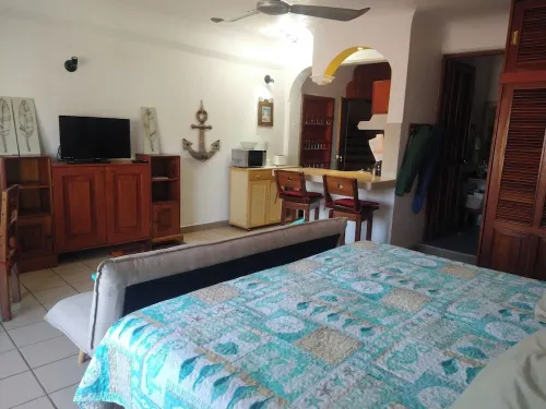 Steps From Main Beaches & Ocean View From Pool