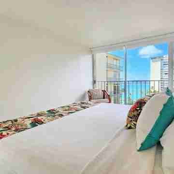A Family Favorite on Hawaii's Gold Coast 11th Floor Oceanfront Condo Rooms
