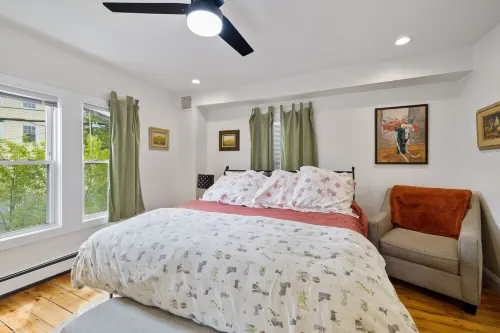 Amazing remodeled house that sleeps 11! Walk to downtown Portsmouth and park 8+