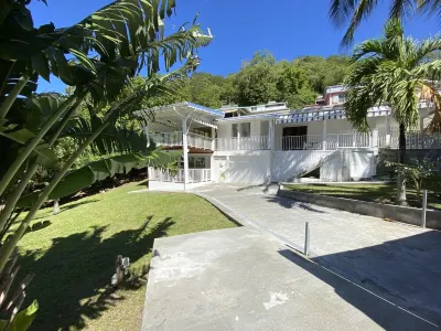 Coco-mango Apt. C vue sur mer à 250 m de la Plage de la Perle Hotels in 