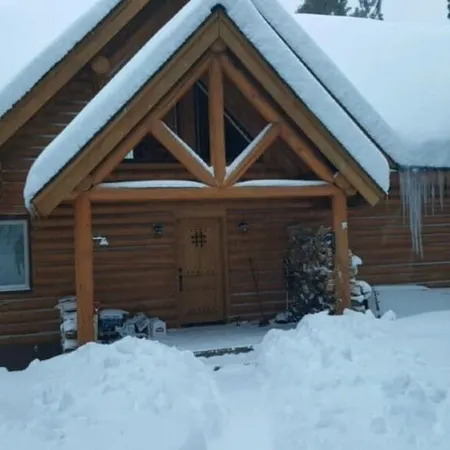 Luxurious & spacious log cabin rental. Family friendly. Lots of amenities.