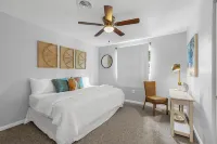 Calm Oasis Home, Pool, Walk to Restaurants Hotels in Rockledge