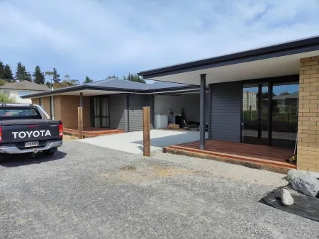 Spacious 3BR with Decks, BBQ, Mountain Views, and Family-Friendly Vibes Отели рядом с достопримечательностью «Point Kean Viewpoint»