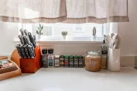 East Rock Gem: 5 min to Yale, King Bed, Fast WiFi & Parking