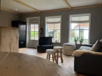 NEW:Cozy Apartment on the Water in Jorwert, just a stone's throw from Leeuwarden Hotels in Littenseradeel