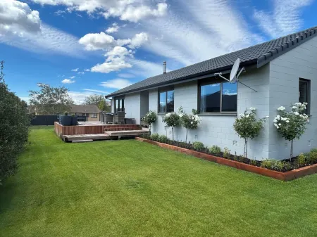 Elevated Mountain Views on Waenga