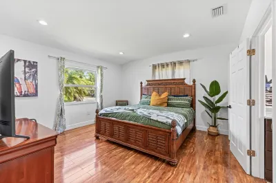 5 bed Beach House on Lake with Hot Tub & Tiki Cabana! Boynton Inlet附近的飯店