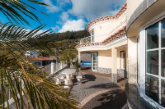 Sunnyside Villa with private pool - 10 min from the beach!