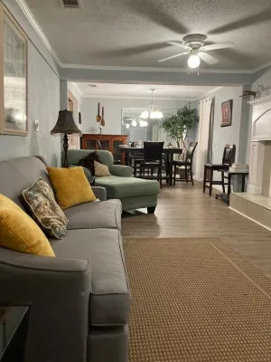 SPACIOUS COZY HOME 5BD/2BTH SLEEPS 11 CLOSE TO THE BEACHES Hotels in Lynn Haven