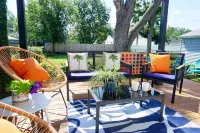 Vibrant Getaway! 2 Baths + Walk in Shower, Great Amenities & Value 시더래피즈 호텔