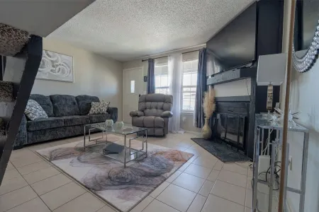 Charming 2-bedroom townhome with AC, WiFi in enchanting Aurora Отели рядом с достопримечательностью «Парк штата Черри Крик»