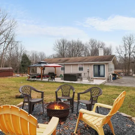 Indian Mountain Getaway-hot tub, lakes ,hiking ,fireplace , pool table