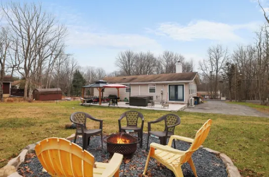 Indian Mountain Getaway-hot tub, lakes ,hiking ,fireplace , pool table