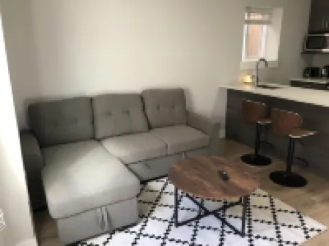 A - Modern Cozy Room w Private Entrance & Washroom