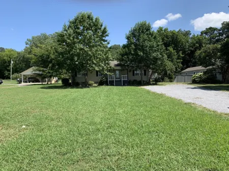 Sunset House on Lake Guntersville: Fishermen & Cozy Family Paradise!