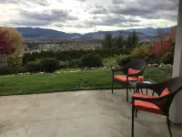 Luxury Foothills Suite - Amazing Views, Excellent Location, well appointed
