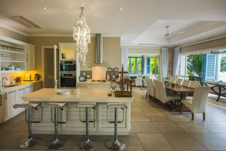 Luxury private villa on Eden Island Отели в г. Рош Каиман