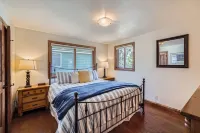 ONE BLOCK to restaurants, bars & free bus to Breck & Copper. Hot tub/pool table!