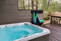 Peaceful modern oasis -walking distance to Village