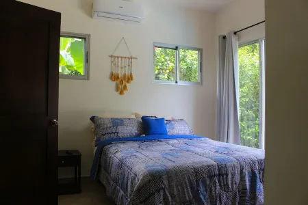 3 Bedroom House for 6 Near the Beach and Everything Else!