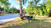 Rustic Cottage - A/C, Parking, Pool & Beach Access