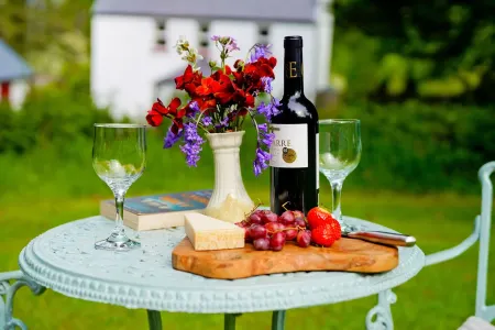 Relax in traditional farmhouse cottage perfect for touring South & West Ireland. Отели в г. Boola