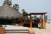 Villa De Cortez Condo!  Beachfront, Sunrises, Fishing and Pickleball await!