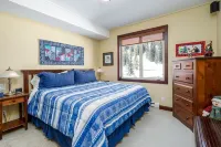 Family sized cozy ski-in/ski-out retreat w/ hot tub and stunning mountain views