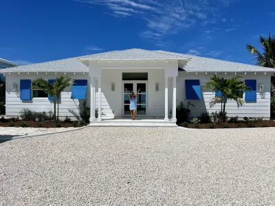 Luxury Beachfront Home, Heated Private Pool, Five King Suites w/ Ensuite Baths! Hotels in 