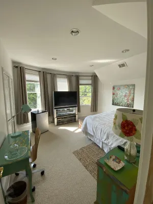 Stunning 3-Bedroom, 2-Bath Home w/ Attic – 38 Minutes from NYC by Train Glen Island Yacht Club & West Harbor Yacht Services Inc附近的飯店