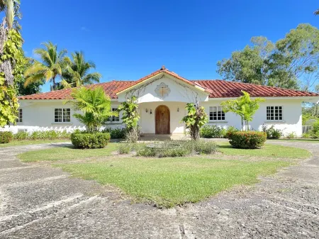 Private Pool House with Jacuzzi in Coronado Отели в г. Чаме