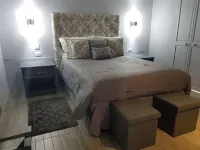 Almond Tree Studio - Modern A/C Apartment w/2 Queen beds in St. James โรงแรมใน