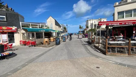 --- VILLA NEAR THE SEA ---