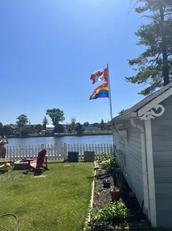 The Blue River Cabin|Riverfront Cozy Sunny Retreat Отели рядом с достопримечательностью «Fisherman's Paradise Resort»