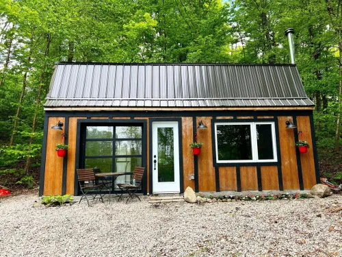 Beautiful  1-bedroom Cottage on Shawanaga Lake Hotels in Parry Sound District