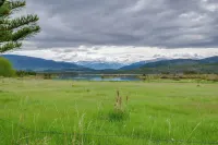 Mountain Meadows Condo Walk to Ski Shuttle! - spa