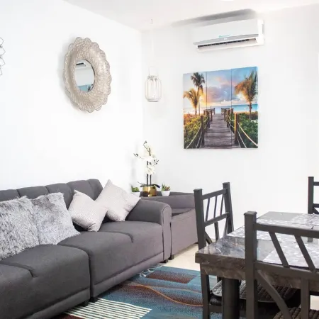 Beautiful remodeled condo near beach !