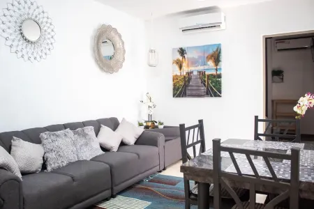 Beautiful remodeled condo near beach ! Отели рядом с достопримечательностью «Плайя Мирамар»