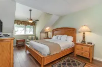 Updated 3 Bedroom, 3 Bathroom Villa, 13D Richmond Park Villa