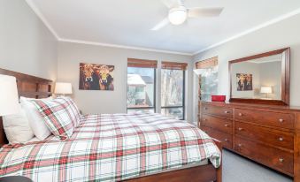 West End Walk to Lift 7 Hot Tub, Parking, Open Kitchen + Living Space 2 Bedroom Condo by RedAwning